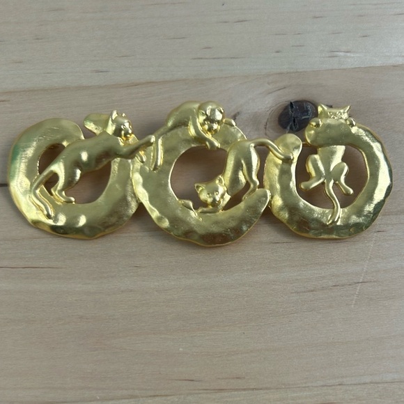 Vintage Whimsical JJ Mark Cat Brooch Pin Matt Gold Playful Kittens Cat Lady - Picture 2 of 7